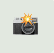 Cámara de fotos dañada por una explosión en la lente.