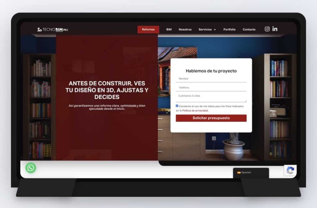 Pantalla de computadora mostrando diseño web en construcción con formulario de contacto.
